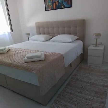 Taula Apartment Split